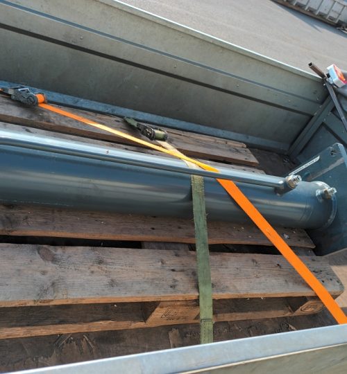 vérin de compacteur déposé pour réparation (2)